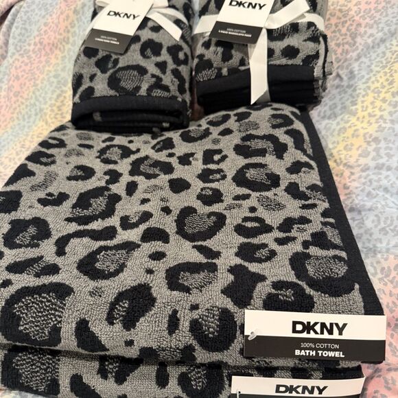 New DKNY Black/Grey 8-Pc Cheetah/Leopard Print Bath Towel Set – Luxury & Style! - Picture 2 of 5